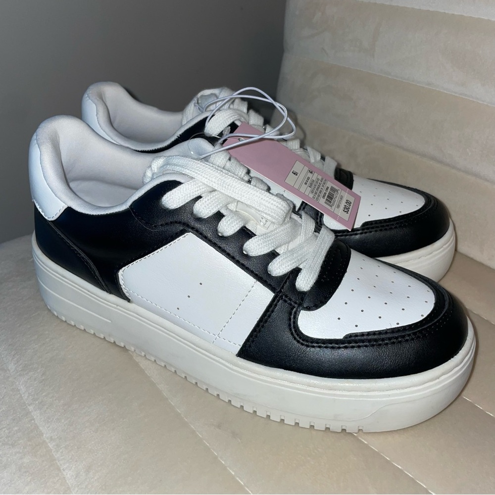 NWT Trendy Sneakers